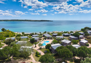 Ferieparken Aminess Planet Camping Sirena ved kysten i Istrien, Kroatien med udsigt over det turkisblå hav.