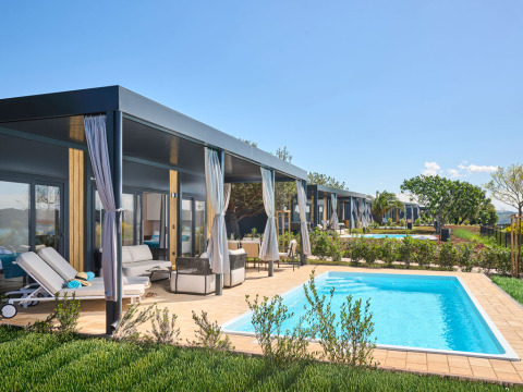 Moderne vakantiehuisjes met privézwembaden en patio bij Aminess Planet Camping Sirena in Istrië, Kroatië.