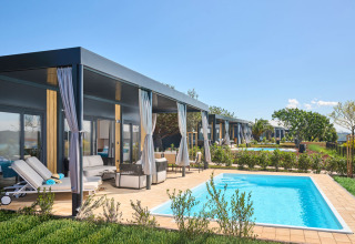 Moderne Ferienhäuser mit privaten Pools und Terrasse im sonnigen Aminess Planet Camping Sirena, Istrien, Kroatien.