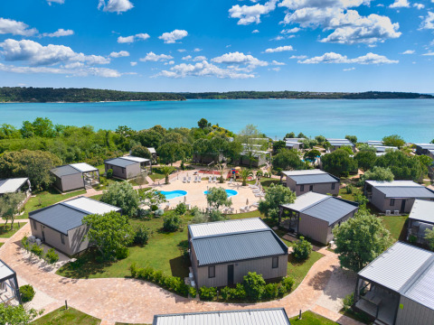 Vista su Aminess Planet Camping Sirena, villaggio vacanze in Istria, Croazia, con case mobili, piscina e mare.
