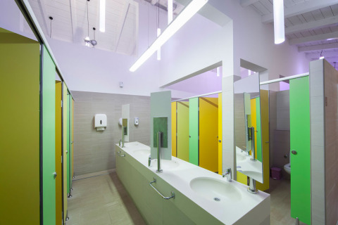 Bagno comune moderno con porte colorate presso Aminess Planet Camping Sirena, Istria, Croazia.
