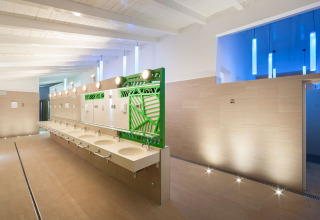 Moderne og rummeligt badeværelse på Aminess Planet Camping Sirena feriepark i Istrien, Kroatien.