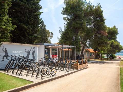 Centro sportivo all’Aminess Planet Camping Sirena in Istria, Croazia, con noleggio biciclette vicino al mare.