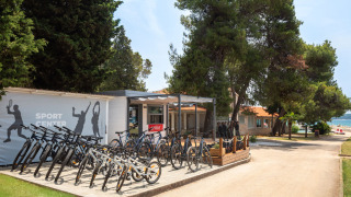Sportzentrum im Aminess Planet Camping Sirena in Istrien, Kroatien, mit Fahrrädern zur Vermietung.