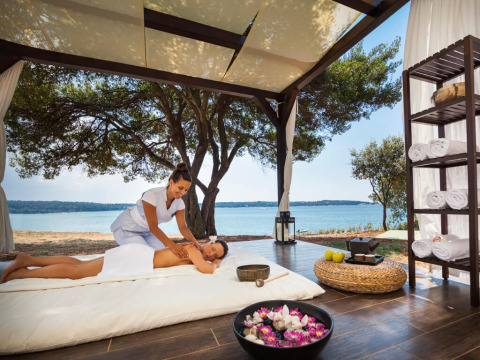 Buitenspa-massage aan zee bij Aminess Planet Camping Sirena, Istrië, Kroatië.