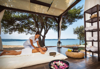 Masaje de spa al aire libre junto al mar en Aminess Planet Camping Sirena, Istria, Croacia.