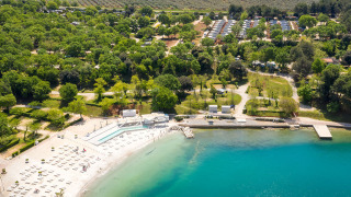 Luchtfoto van Valamar Camping Lanterna met zwembad, strand, groen en vakantieverblijven in Istrië, Kroatië.