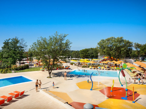 Familien genießen das Freibad und den Wasserpark im Valamar Camping Lanterna in Istrien, Kroatien.