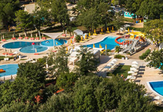 Valamar Camping Lanterna en Istria, Croacia, con varias piscinas, tumbonas y mucho espacio verde.
