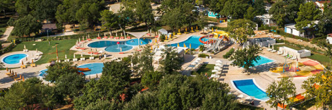 Valamar Camping Lanterna in Istrië, Kroatië, met meerdere zwembaden, ligzetels en veel groen.