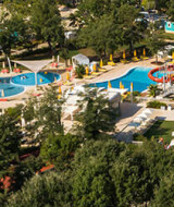 Valamar Camping Lanterna in Istria, Croazia, con piscine, lettini prendisole e aree verdi.