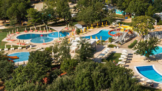 Valamar Camping Lanterna in Istria, Croazia, con piscine, lettini prendisole e aree verdi.