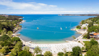 Vista aerea della spiaggia e del mare a Valamar Camping Lanterna, villaggio vacanze in Istria, Croazia.