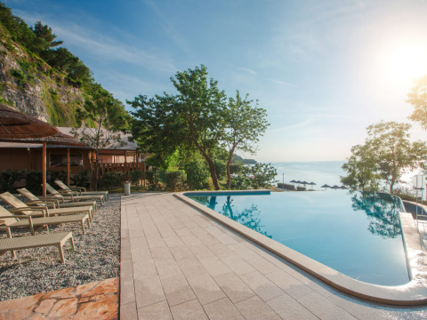 Piscine à débordement avec transats et vue sur la mer au Glamping Tent du Valamar Camping Lanterna, Croatie.