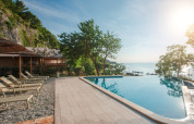 Infinity-Pool mit Sonnenliegen und Meerblick beim Glamping-Zelt im Valamar Camping Lanterna, Kroatien.