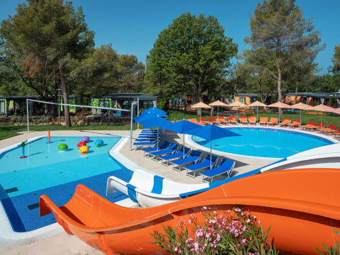 Außenpool mit Wasserrutsche, Liegestühlen und Sonnenschirmen bei Maro Home im Valamar Camping Lanterna, Kroatien.