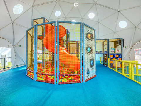 Area gioco interna con piscina di palline e scivolo al Maro Home, Valamar Camping Lanterna, Croazia.
