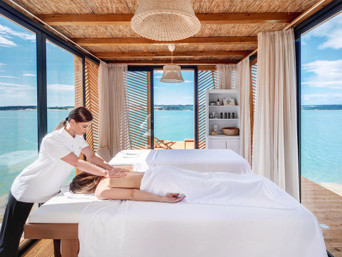 Wellnessbehandlung mit Meerblick im Valamar Camping Lanterna in Istrien, Kroatien, mit Spa-Atmosphäre.