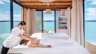 Massaggio rilassante con vista mare al Valamar Camping Lanterna in Istria, Croazia, punto forte del relax.