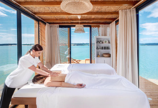 Massaggio rilassante con vista mare al Valamar Camping Lanterna in Istria, Croazia, punto forte del relax.