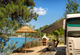 Kampeerplek aan het water bij Valamar Camping Lanterna, Istrië, Kroatië, met camper en huisdieren.