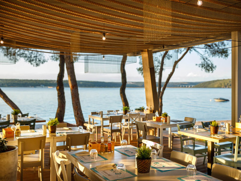 Restaurante frente al mar en Valamar Camping Lanterna, parque vacacional en Istria, Croacia.