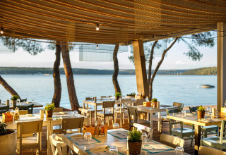 Restaurant aan zee bij vakantiepark Valamar Camping Lanterna in Istrië, Kroatië met uitzicht.