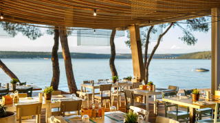 Ristorante con vista mare nel parco vacanze Valamar Camping Lanterna a Istria, Croazia.