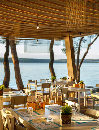 Ristorante con vista mare nel parco vacanze Valamar Camping Lanterna a Istria, Croazia.