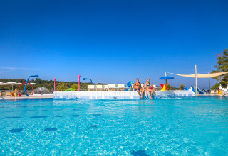 Familia disfruta en la piscina del parque acuático en Valamar Camping Lanterna, parque vacacional, Istria, Croacia.