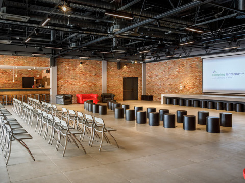 Sala de conferencias moderna con sillas, sofás y barra en Valamar Camping Lanterna, Istria, Croacia.
