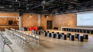 Sala conferenze moderna con sedie, divani e bar a Valamar Camping Lanterna, Istria, Croazia.