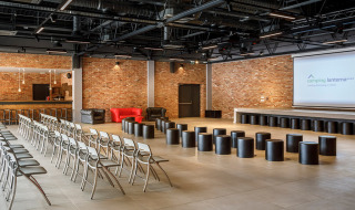 Sala conferenze moderna con sedie, divani e bar a Valamar Camping Lanterna, Istria, Croazia.