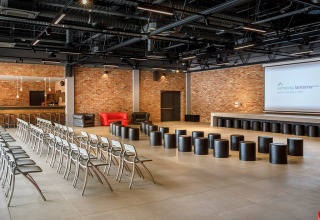 Sala conferenze moderna con sedie, divani e bar a Valamar Camping Lanterna, Istria, Croazia.