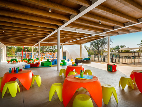 Overdekte speelplek bij Valamar Camping Lanterna in Istrië, Kroatië, met kleurrijk kindermeubilair.