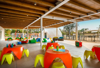 Aire de jeux couverte pour enfants au Valamar Camping Lanterna en Istrie, Croatie, avec des meubles colorés.