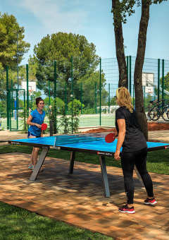 Due donne giocano a ping pong all'aperto al Valamar Camping Lanterna, villaggio vacanze in Istria, Croazia.