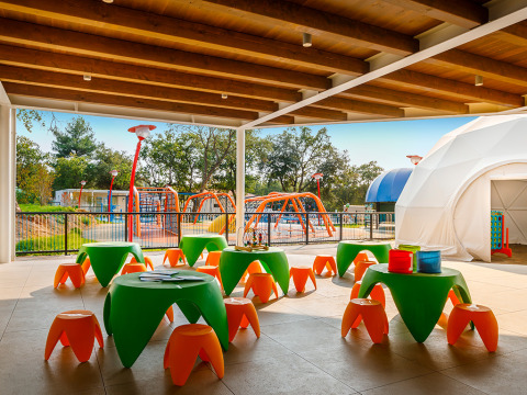 Zona de juegos infantiles con mesas y taburetes coloridos en Valamar Camping Lanterna, Istria, Croacia.