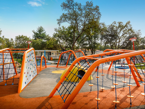 Moderner Spielplatz mit Klettergerüsten im Valamar Camping Lanterna, ein Highlight in Istrien, Kroatien.