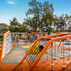 Parco giochi moderno con strutture da arrampicata a Valamar Camping Lanterna, in Istria, Croazia.