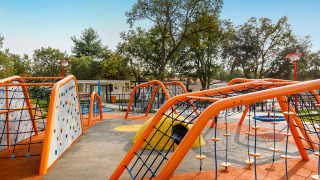 Parco giochi moderno con strutture da arrampicata a Valamar Camping Lanterna, in Istria, Croazia.