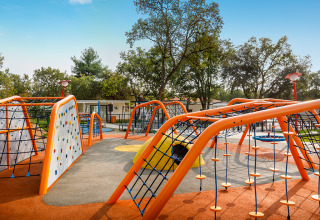 Parco giochi moderno con strutture da arrampicata a Valamar Camping Lanterna, in Istria, Croazia.