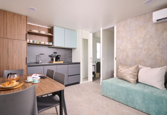 Modern interieur van de Premium Holiday Home bij Aminess Planet Camping Sirena in Kroatië, met keuken en zetel.