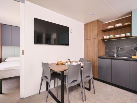 Cucina moderna e zona pranzo in una Premium Holiday Home all'Aminess Planet Camping Sirena in Croazia.