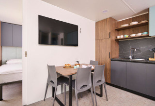 Cucina moderna e zona pranzo in una Premium Holiday Home all'Aminess Planet Camping Sirena in Croazia.