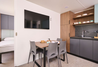 Moderne keuken en eetruimte in een Premium Holiday Home op Aminess Planet Camping Sirena in Kroatië.