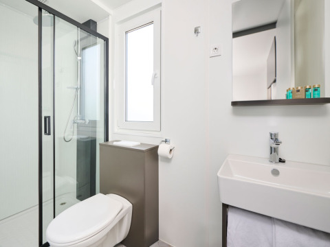 Bagno moderno della Premium Holiday Home presso Aminess Planet Camping Sirena, Croazia, con doccia e lavabo.