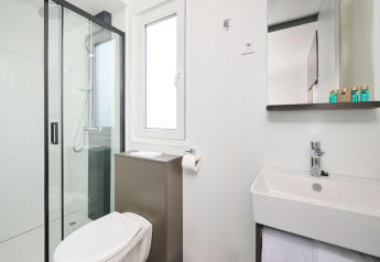 Moderne badkamer bij Premium Holiday Home in Aminess Planet Camping Sirena, Kroatië, met douche en lavabo.