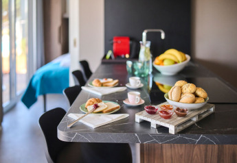 Moderne keuken in een luxe vakantiewoning met broodjes, fruit, koffie en confituur in Kroatië.