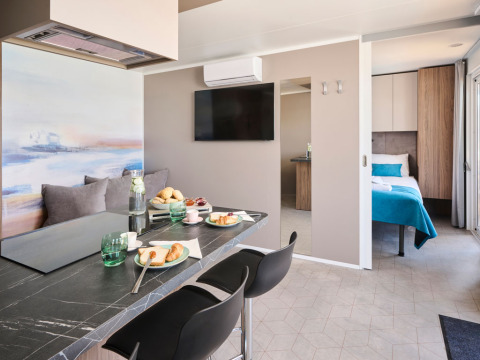 Moderne cabin met keukeneiland en slaapkamer in Luxury Holiday Home, Aminess Planet Camping Sirena, Kroatië.